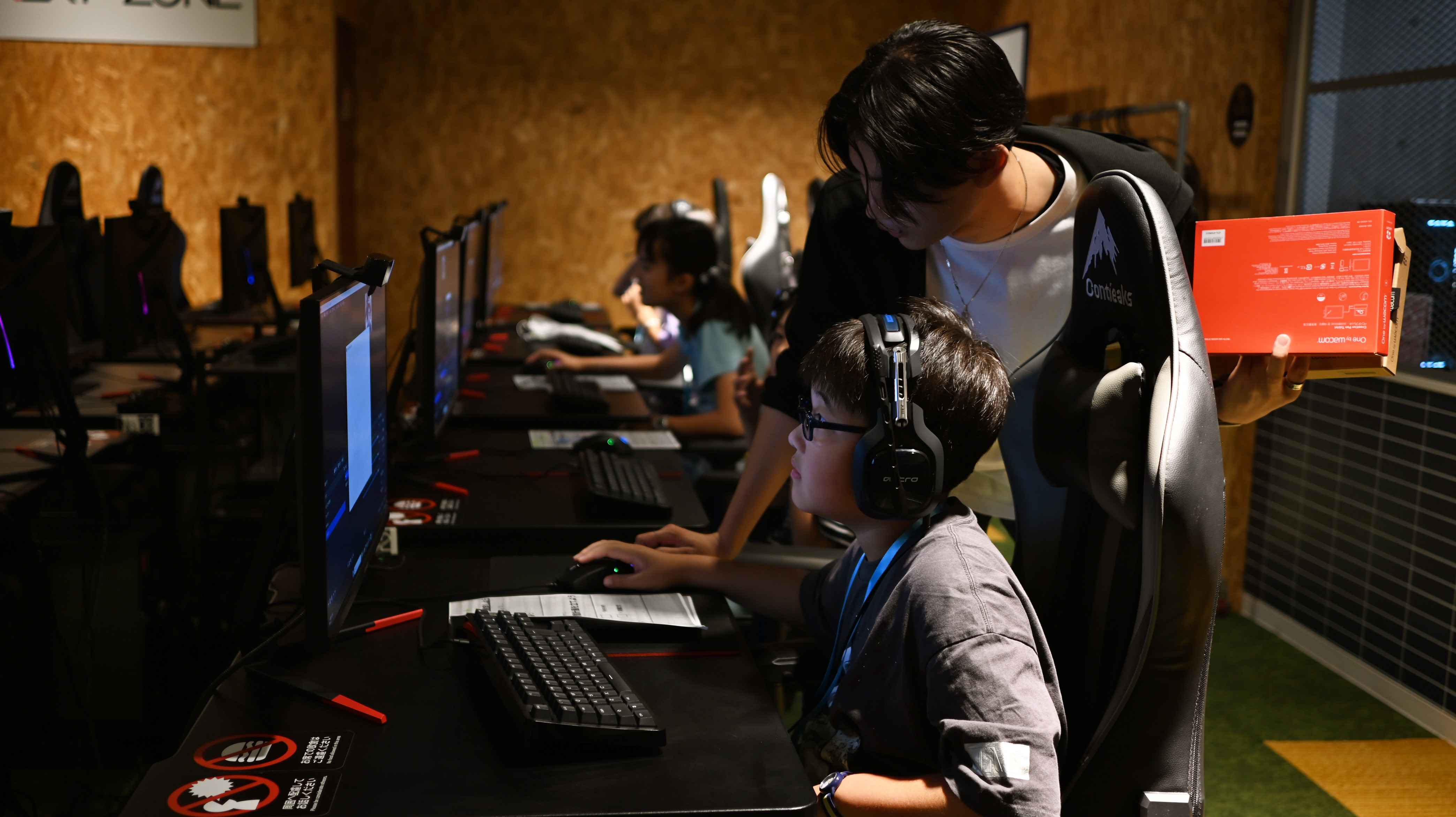 スタッフと子供がPCに向かう様子