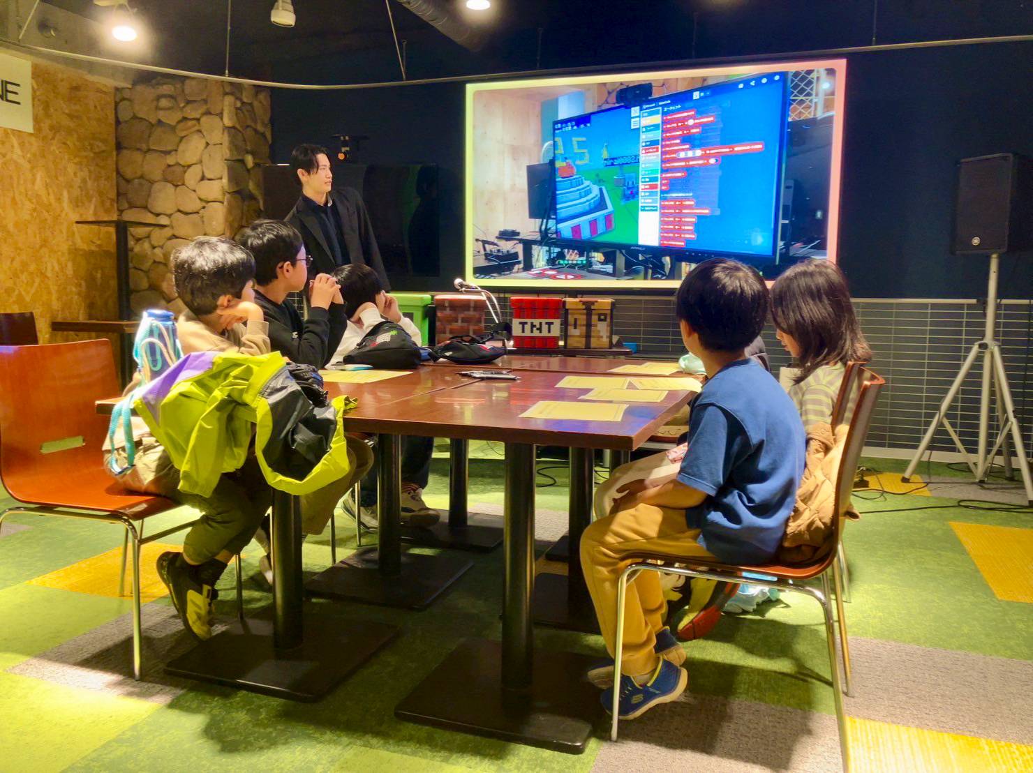 マイクラ画面を見ながら集まる子供たち